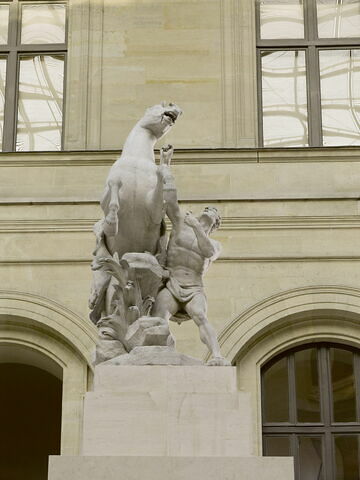 Cheval retenu par un palefrenier, image 5/12