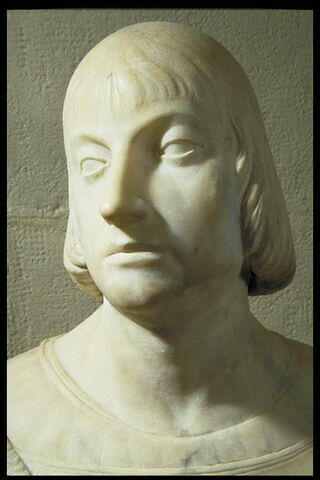Homme portant une chaîne au cou, image 2/3