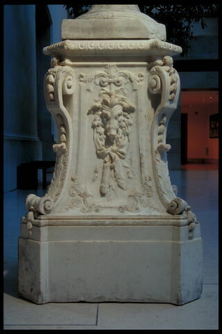 Piédestal orné de trophées de chasse, image 3/4