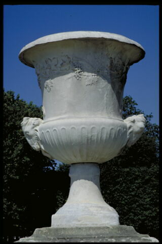 Vase à décor branchés de vignes, anses à têtes de béliers, image 3/3
