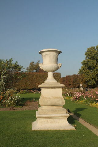 Vase à décor branchés de vignes, anses à têtes de béliers