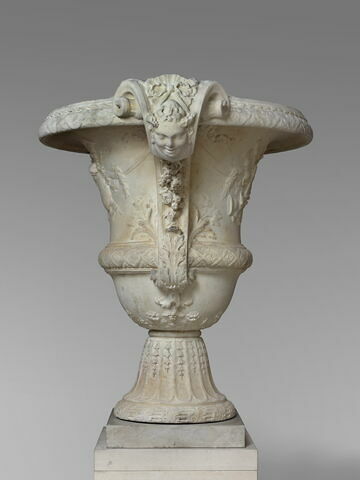 Vase orné de trophées d'instruments de musique, image 2/2