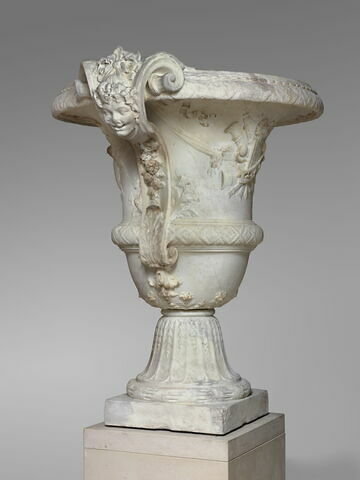 Vase orné de trophées d'instruments de musique, image 2/2