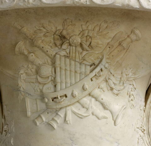 Vase orné de trophées d'instruments de musique, image 2/4