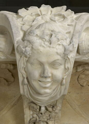 Vase orné de trophées d'instruments de musique, image 3/4