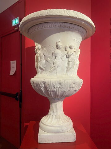 Vase formé Médicis orné d'un bas relief représentant le sacrifice d'Iphigénie