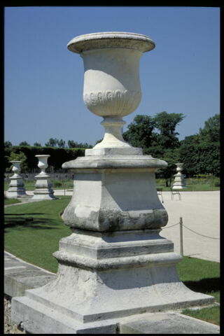 Vase à décor de cannelures et tigettes, image 2/3