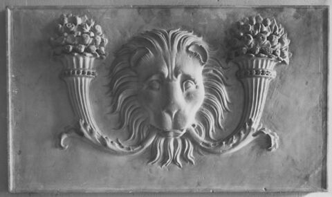 Panneau décoré d'un mufle de lion encadré par deux cornes d'abondance, image 3/3