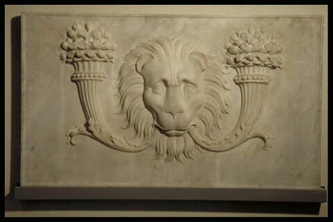Panneau décoré d'un mufle de lion encadré par deux cornes d'abondance, image 2/3