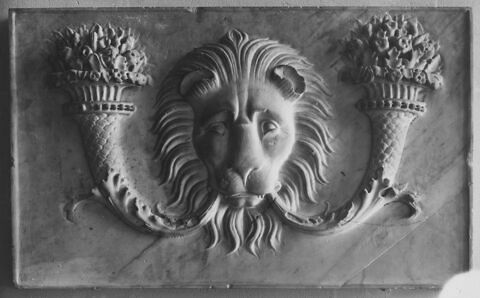 Panneau décoré d'un mufle de lion encadré par deux cornes d'abondance, image 2/2
