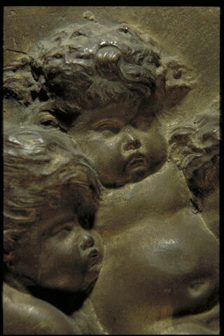Bacchus enfant tenant une coupe soutenu par deux enfants, image 3/3