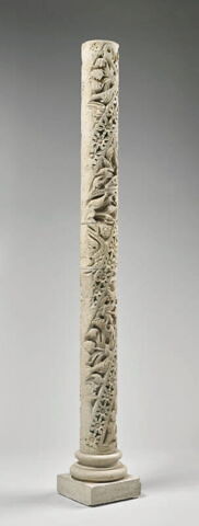 Fragment de colonnette décorée de feuillage et de galons perlés, image 4/11