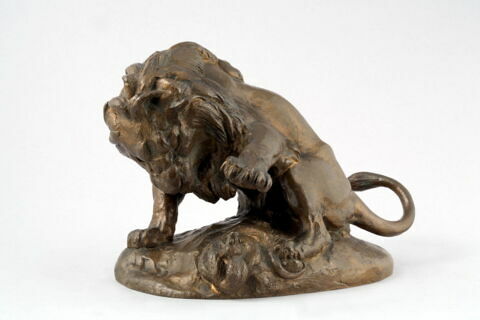 Lion au serpent à la patte levée, image 4/10