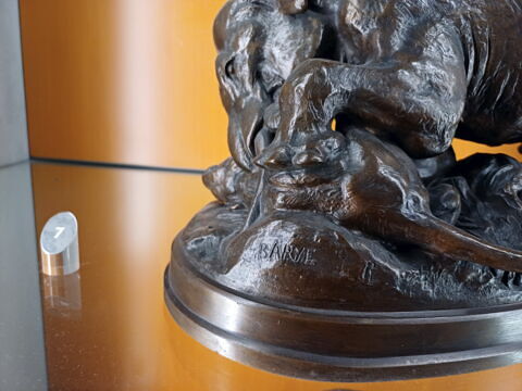 Éléphant écrasant un tigre, image 3/5