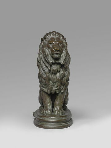 Lion assis, image 2/5