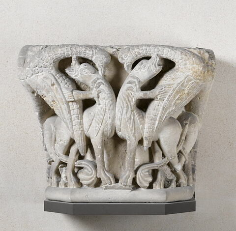 Chapiteau d'applique décoré d'oiseaux et de lions s'entre-dévorant, image 6/9