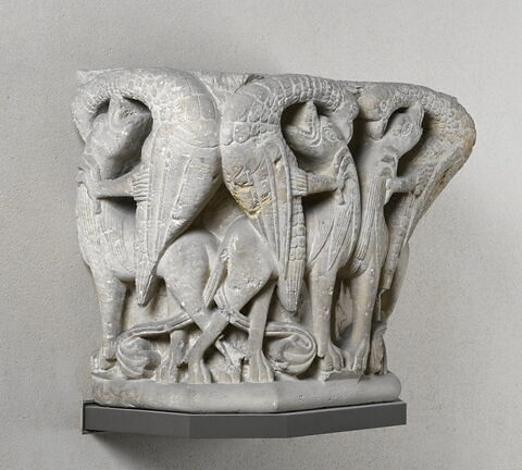 Chapiteau d'applique décoré d'oiseaux et de lions s'entre-dévorant, image 7/9