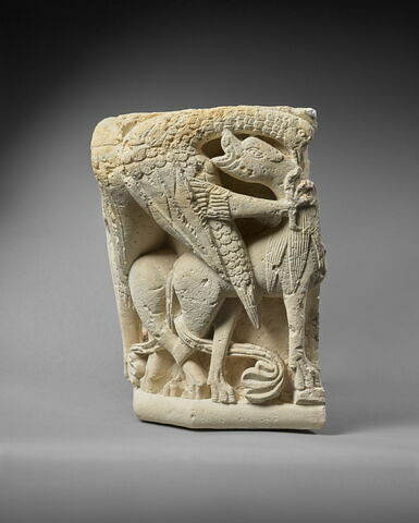 Chapiteau d'applique décoré d'oiseaux et de lions s'entre-dévorant, image 3/9
