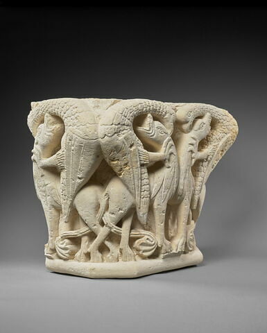 Chapiteau d'applique décoré d'oiseaux et de lions s'entre-dévorant, image 5/9