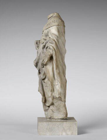 Statuette acéphale d'un roi de France vêtu d'un manteau fleurdelysé, et portant le collier de l'ordre de saint Michel, image 4/6