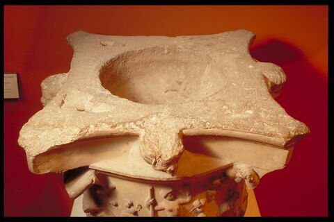 Chapiteau décoré de rinceaux et têtes d'anges, image 9/9