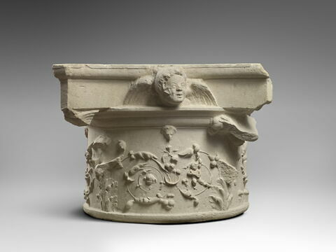 Chapiteau décoré de rinceaux et têtes d'anges