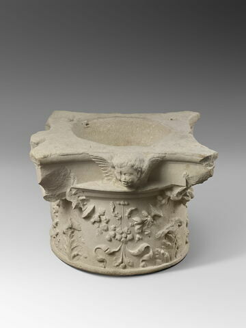 Chapiteau décoré de rinceaux et têtes d'anges, image 4/9