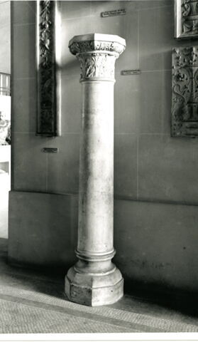 Colonne composée d'une base, d'un fût et d'un chapiteau à décor de feuilles d'acanthe, d'oiseaux et de petites vasques, image 4/4