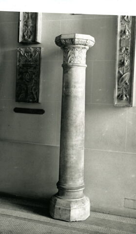 Colonne composée d'une base, d'un fût et d'un chapiteau à décor de feuilles d'acanthe, d'oiseaux et de petites vasques, image 4/4