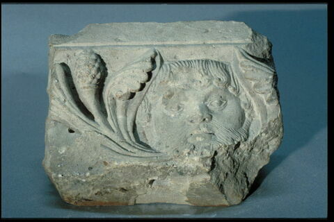 Fragment de tailloir décoré d'un masque barbu et de deux départs de rinceaux constitués de palmettes et de pommes de pin, image 3/4