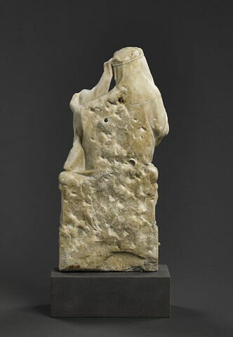Vierge assise couronnée par l'Enfant et foulant une sirène, image 2/9
