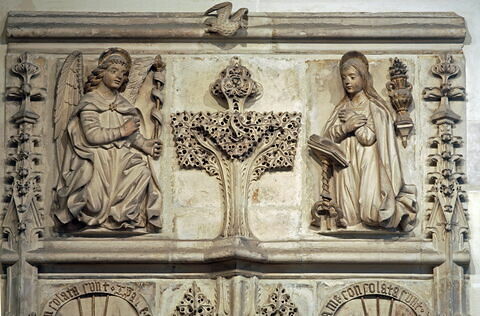 Porte ornée d'un groupe de l'Annociation et d'un ange à mi-corps, image 2/11