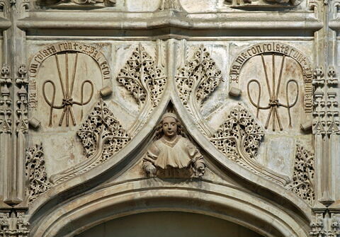 Porte ornée d'un groupe de l'Annociation et d'un ange à mi-corps, image 3/11