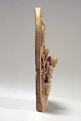 La Vierge et l'Enfant sur un fond de feuillage, couronné par deux anges, image 4/8