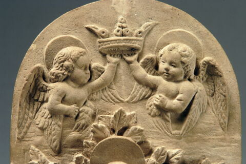 La Vierge et l'Enfant sur un fond de feuillage, couronné par deux anges, image 8/8