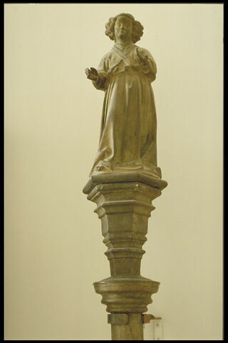 Ange sur une colonnette, image 9/10