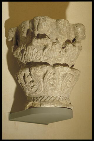 Chapiteau décoré de feuillages, de masques et de dents de scie, image 3/7