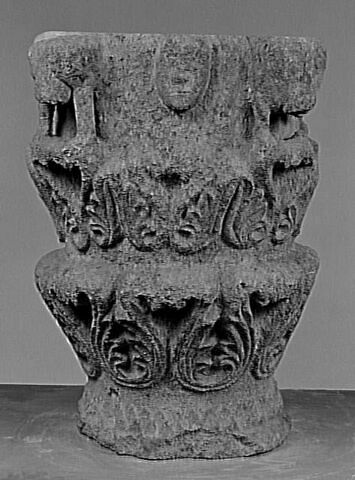 Chapiteau décoré de feuillages, de masques et de dents de scie, image 4/7