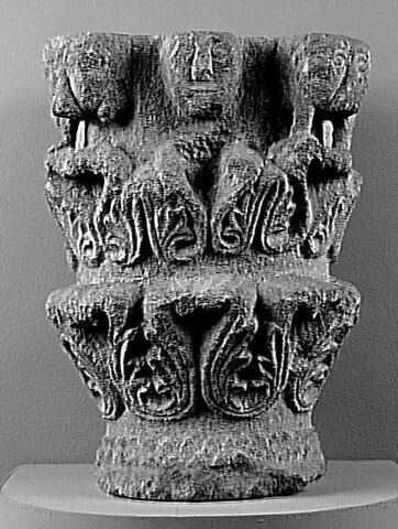Chapiteau décoré de feuillages, de masques et de dents de scie, image 5/7