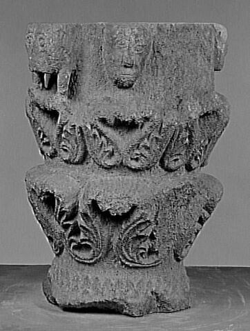 Chapiteau décoré de feuillages, de masques et de dents de scie, image 6/7