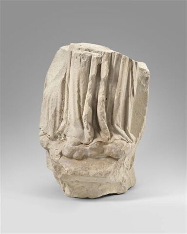 Pieds et partie inférieure de la draperie de deux personnages, fragment d'un groupe