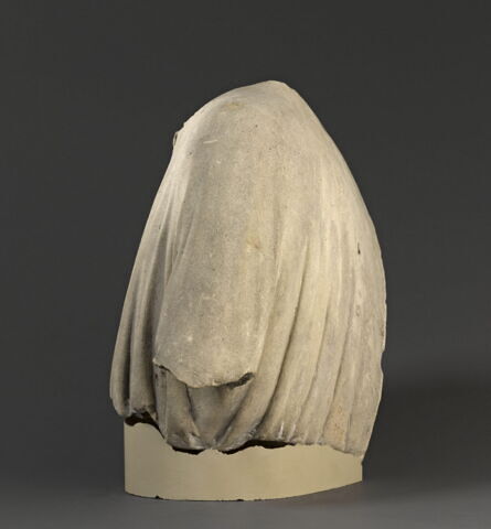 Torse d'homme vêtu d'une tunique, image 3/7
