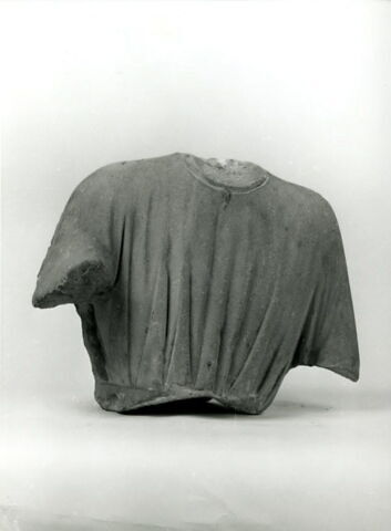 Torse d'homme vêtu d'une tunique, image 7/7