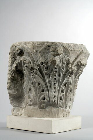 Chapiteau d'angle décoré de feuilles à nervure perforée