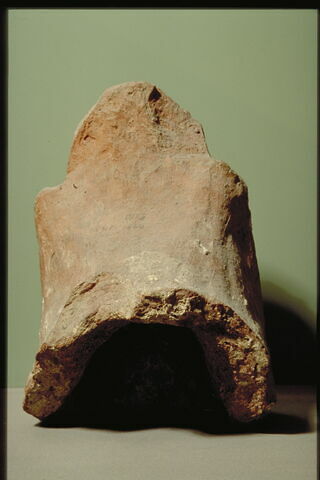 Antéfixe décorée d'un masque humain crucifère, image 5/8