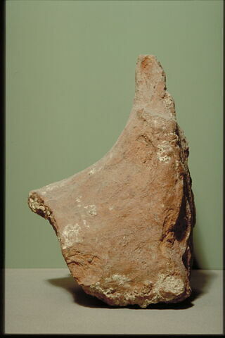 Antéfixe décorée d'un masque humain crucifère, image 6/8