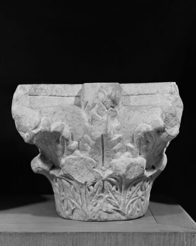 Chapiteau décoré de feuilles d'acanthe, image 8/8