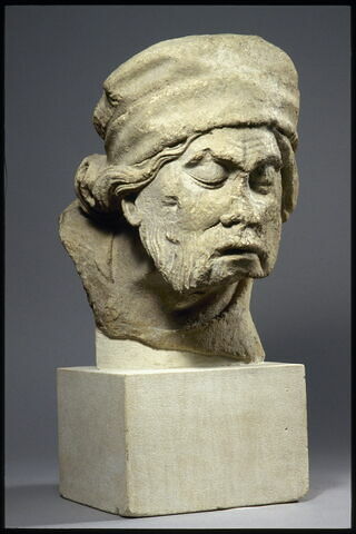 Tête d'homme coiffé d'un bonnet les yeux baissés, image 4/6