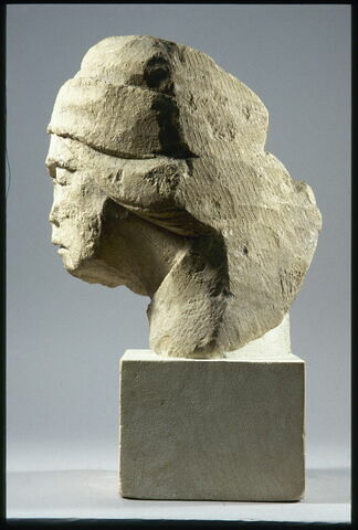 Tête d'homme coiffé d'un bonnet les yeux baissés, image 5/6