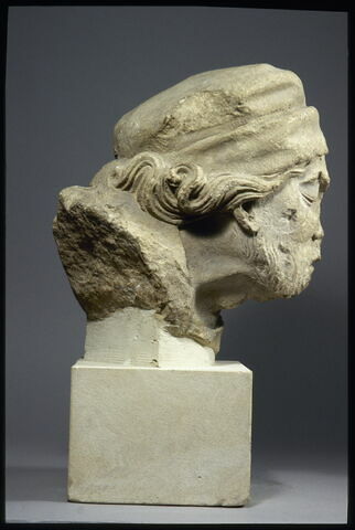 Tête d'homme coiffé d'un bonnet les yeux baissés, image 6/6
